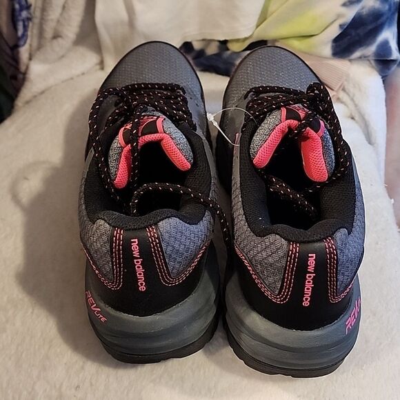 New Balance comp toe slip resistant size 9.5 tried on once - Picture 3 of 8